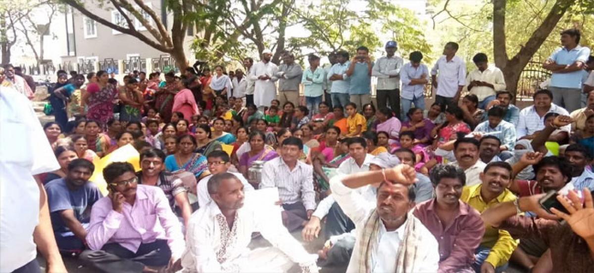 Indiramma colony residents staged dharna for power supply