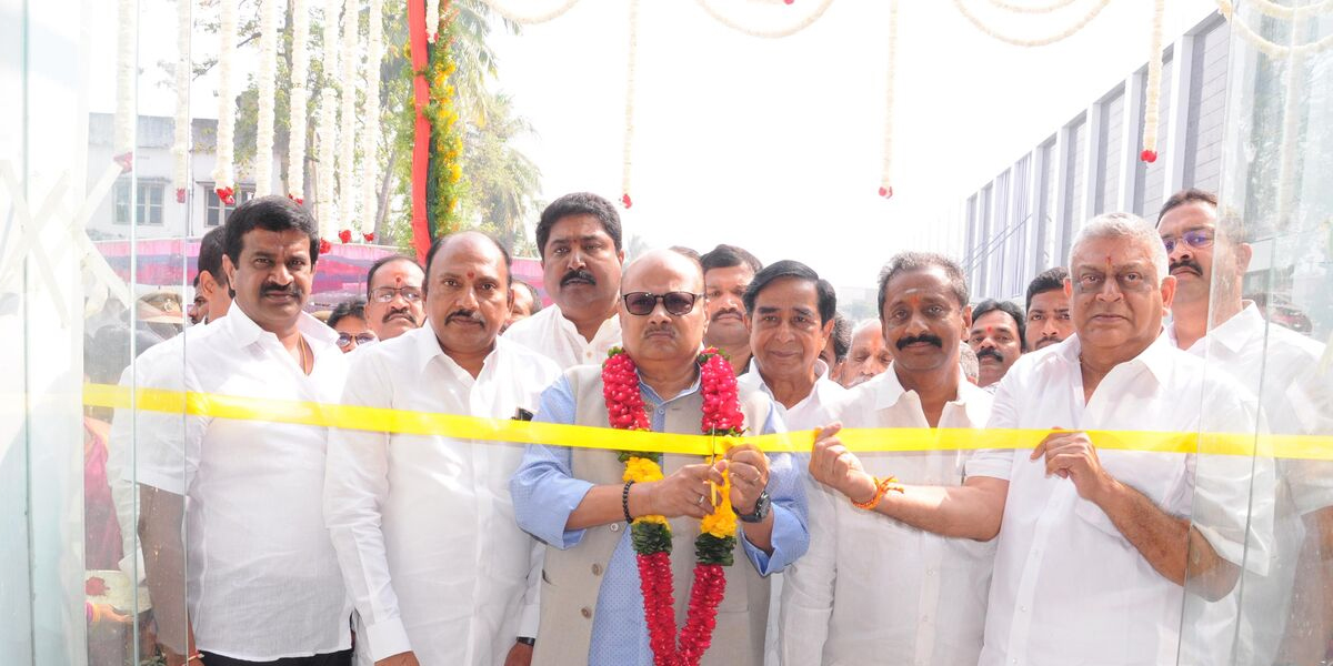 Minister Yanamala Rama Krishnudu opens park in Mandapeta