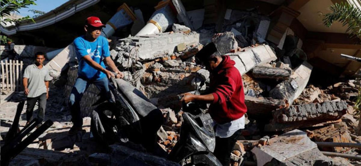 Tourists flee Indonesias Lombok island after earthquake kills 98