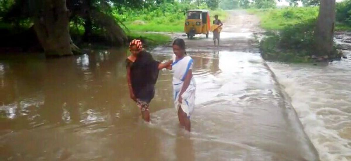 Bad roads led woman deliver in auto-rickshaw