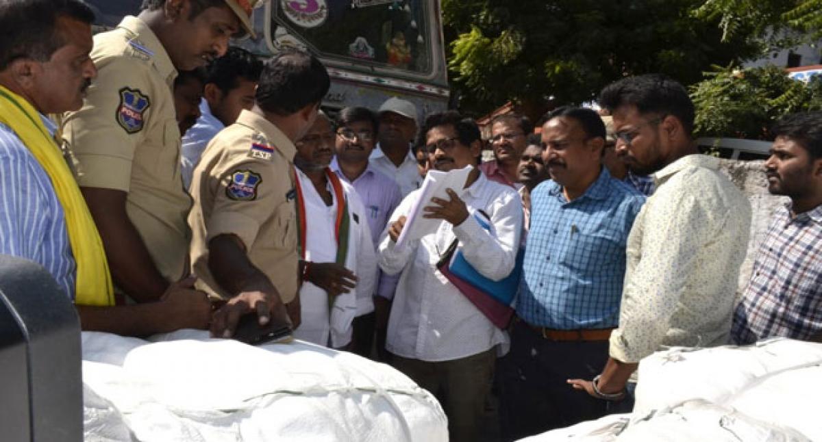 Truck laden with Bathukamma sarees creates flutters