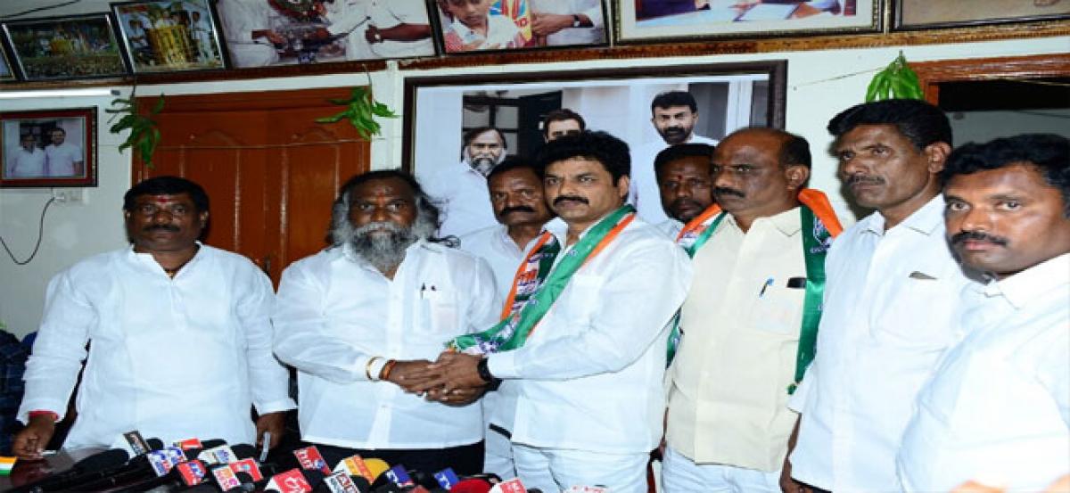 Jagga Reddy dubs KCR, TRS leaders cheats