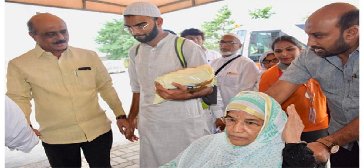 898 Haj pilgrims of Andhra Pradesh return by three flights