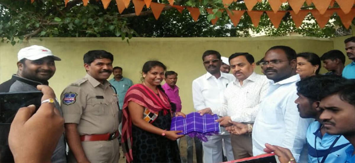 Joint Collector Padmakar presents prizes for Kabaddi players