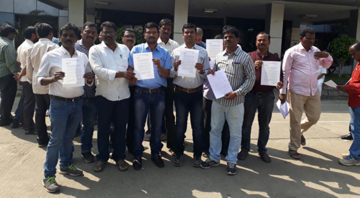 JNTU students stage dharna