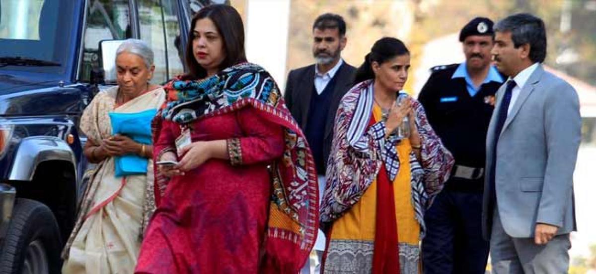 Pakistan sends shoes of Kulbhushan Jadhavs wife for forensic testing