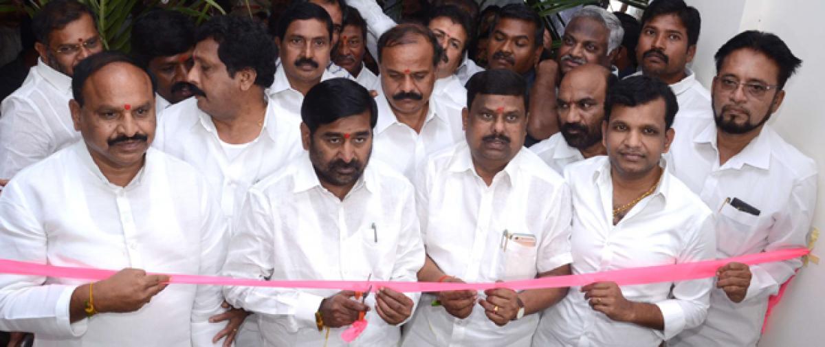 Komatireddy brothers not welcome in TRS: Minister