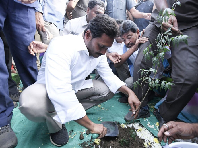 Fishermen affected by Titli cyclone complain to Jagan  of not getting compensation from govt