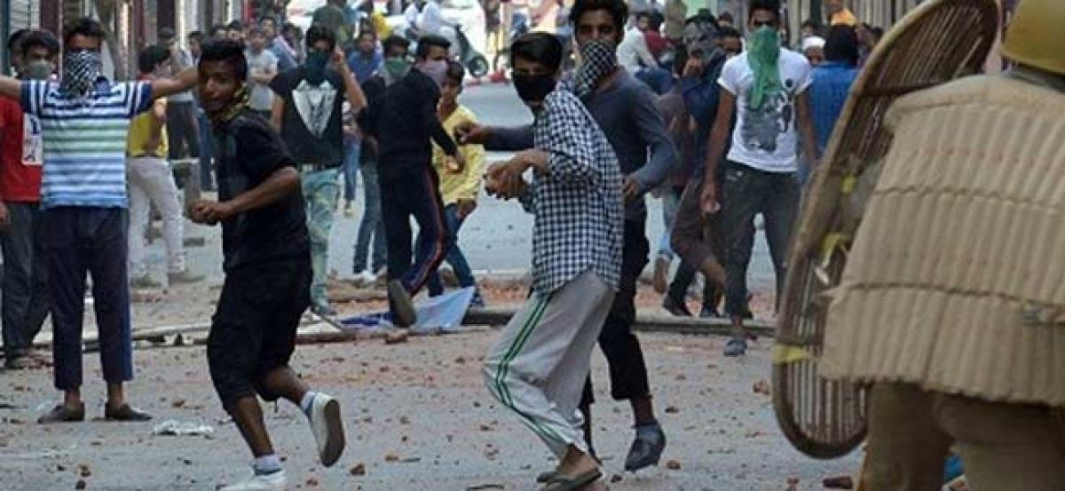 Stone-pelters attack Ktaka judge vacationing in J-K