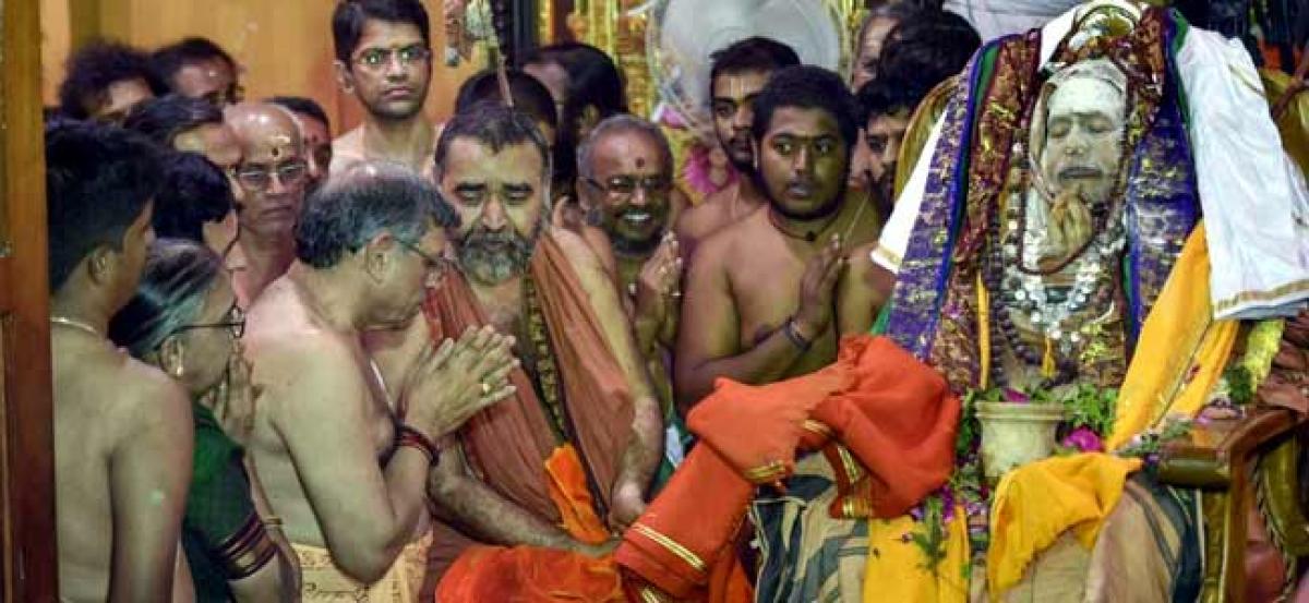 Restive crowd leads to tense moments during final rites of Kanchi Shankarcharya Jayendra Saraswathi