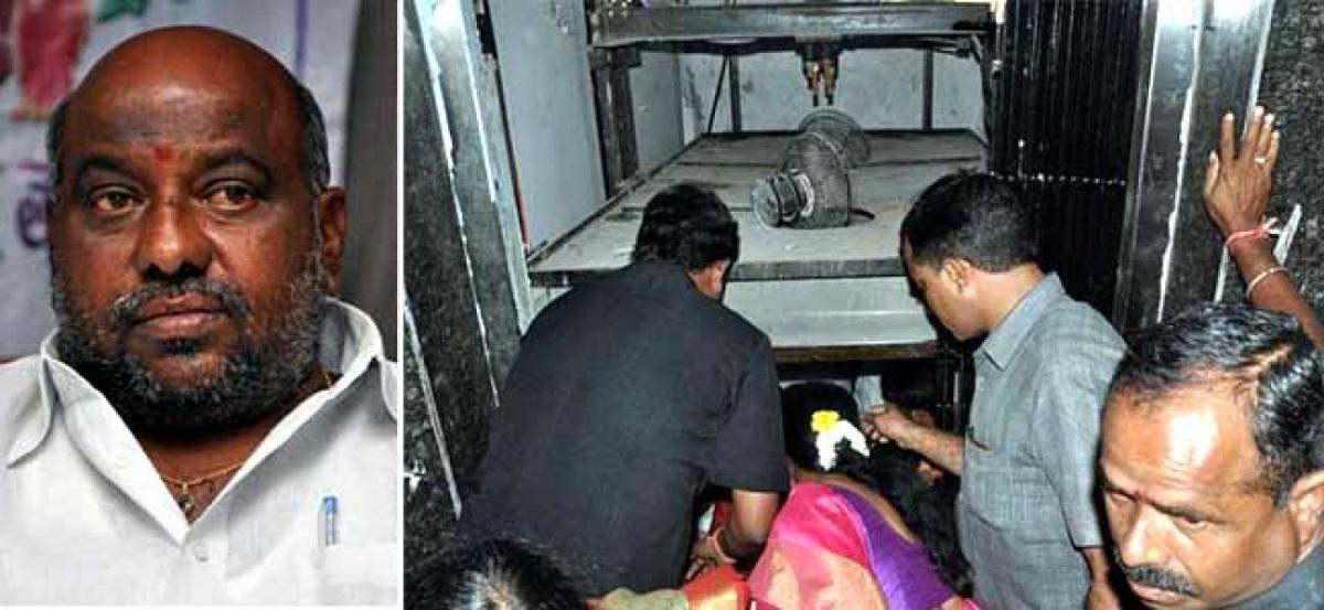 Private hospital lift collapses; Telangana Minister Jogu Ramanna has a narrow escape