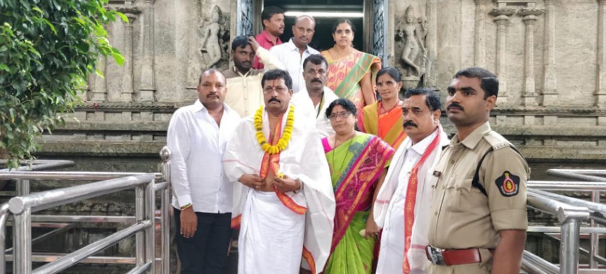 MP Lingaiah Yadav visits Rama temple