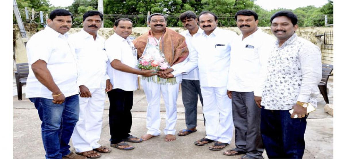 Kanduri Narendar Acharya felicitated by local leaders