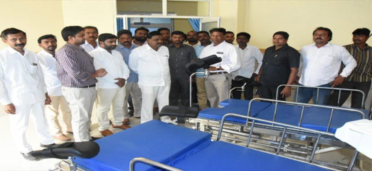 Former MLA Kanaka Reddy inspects government hospital