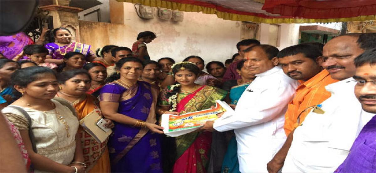 Chintala gifts ‘pendli kanuka’ to 10 betrothed couples