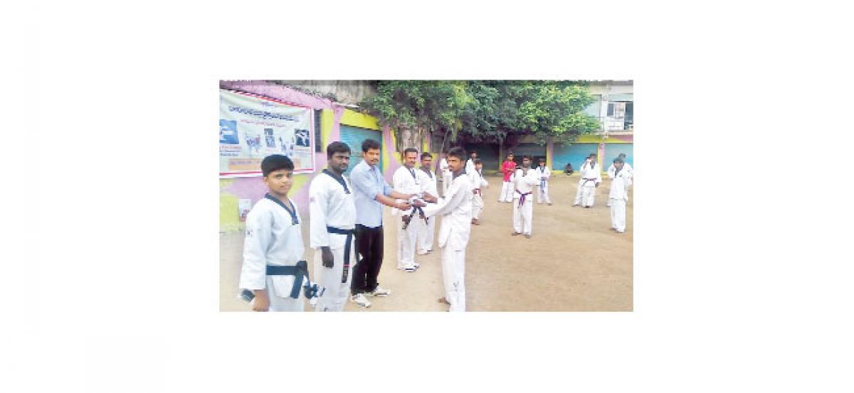 TUWJ chief hands over certificates to taekwondo trainers