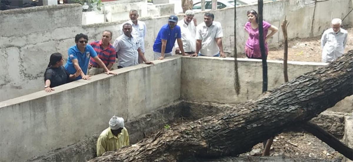 Kavitha supervises cleaning of 100-yr-old well