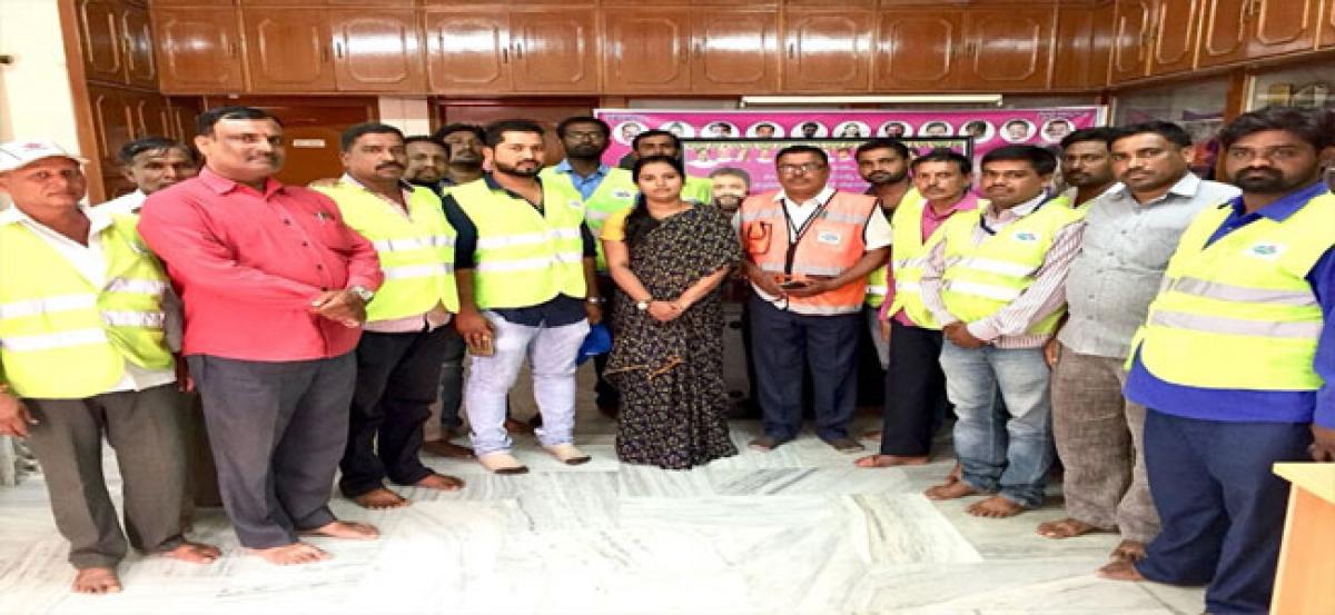 Manne Kavitha Reddy meets new SFAs