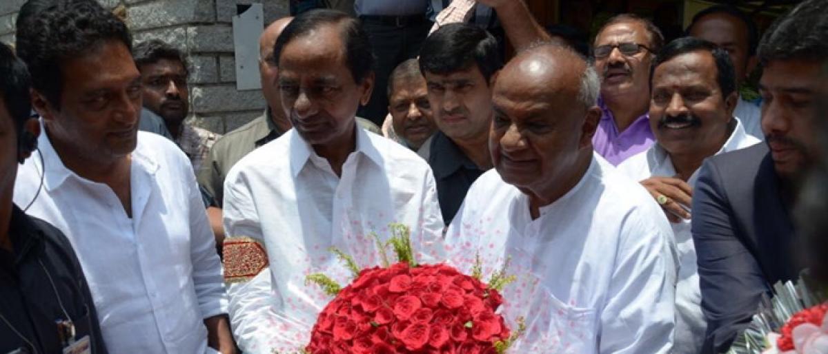 KCR thanks JD(S) for supporting federal front