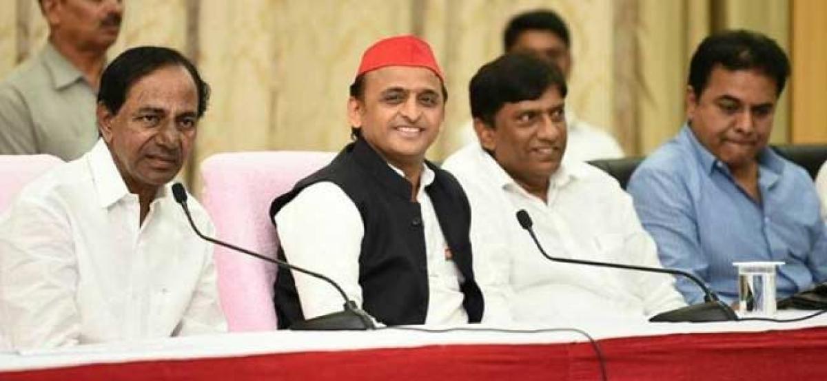 Akhilesh meets CM KCR, discusses new front