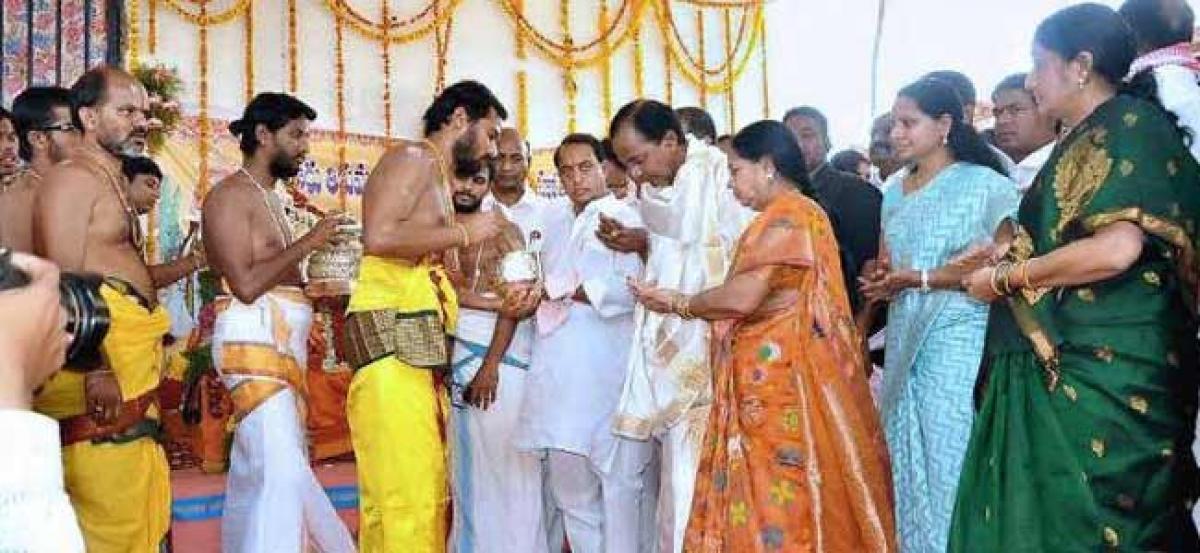 KCR perform pooja at Konaipally Venkateshwar swamy temple