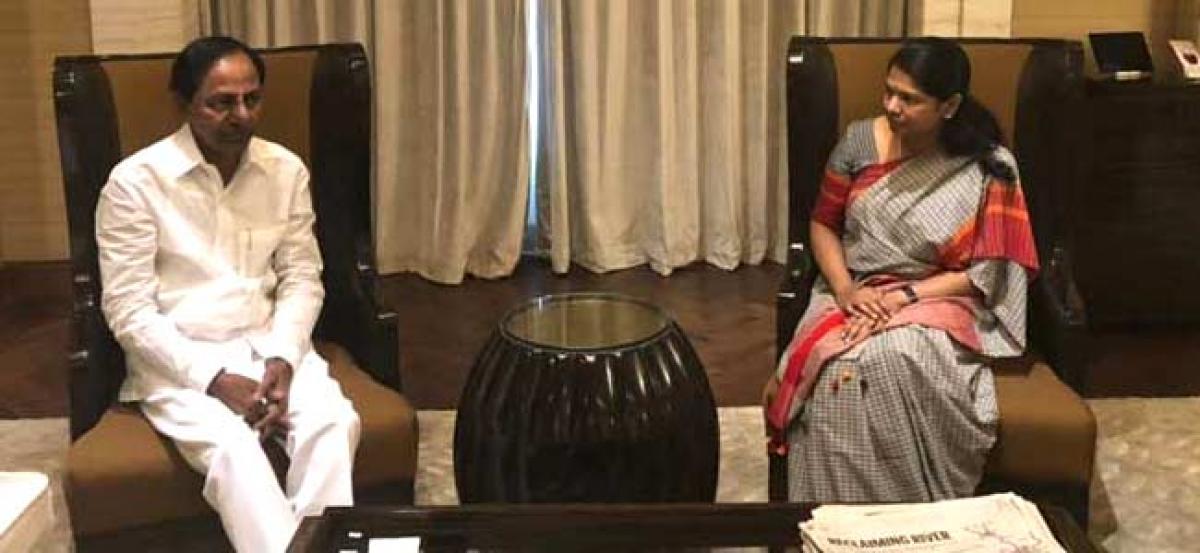 Kanimozhi meets CM KCR