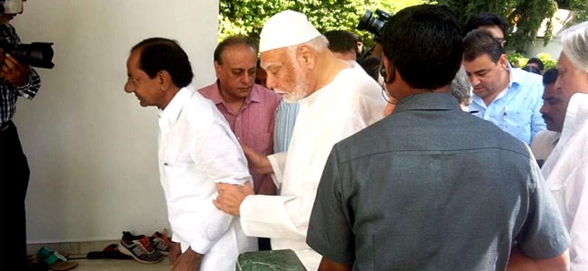 CM visits Nawab Shah Alam Khan's house