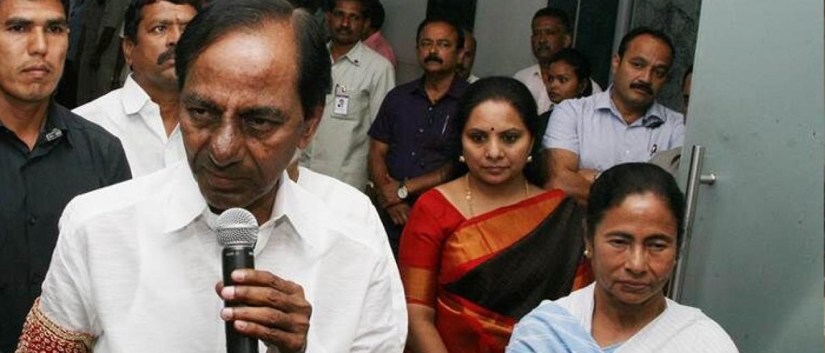 KCR, Mamata call for a federal front to bring about political change