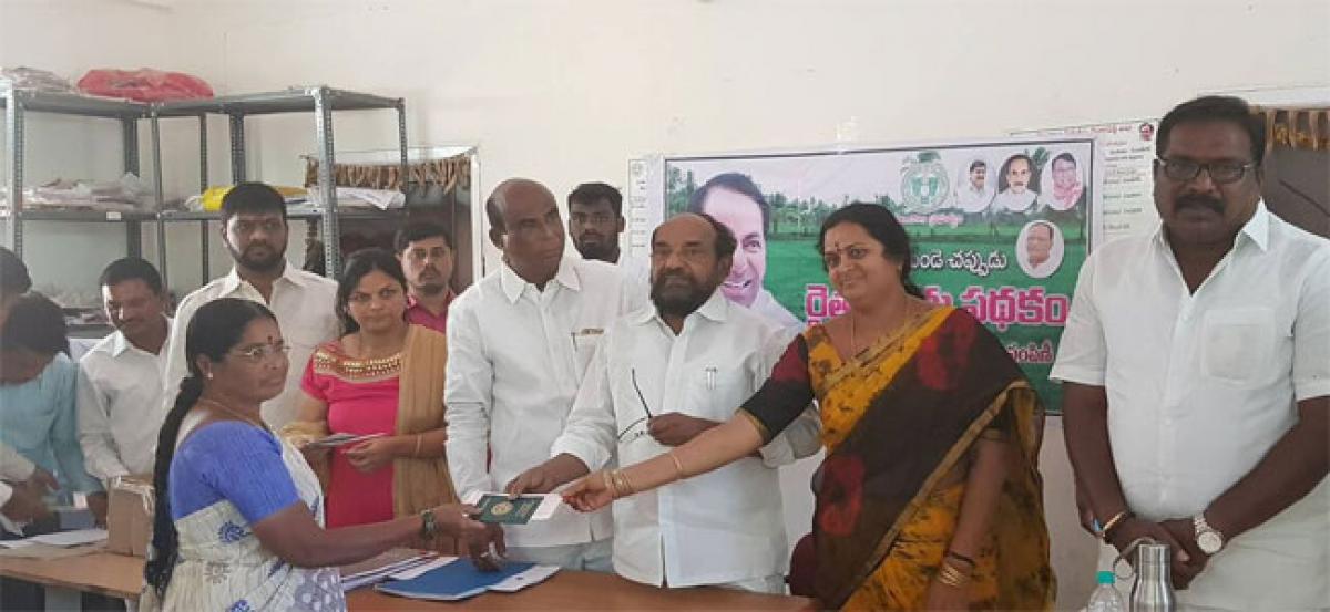 Krishnaiah distributes pattadar passbooks & cheques