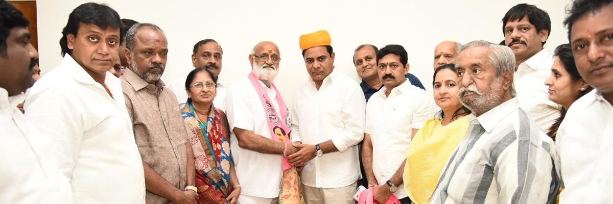 Goshamahal BJP leaders Ande Lakshman, Govind Rathi join TRS