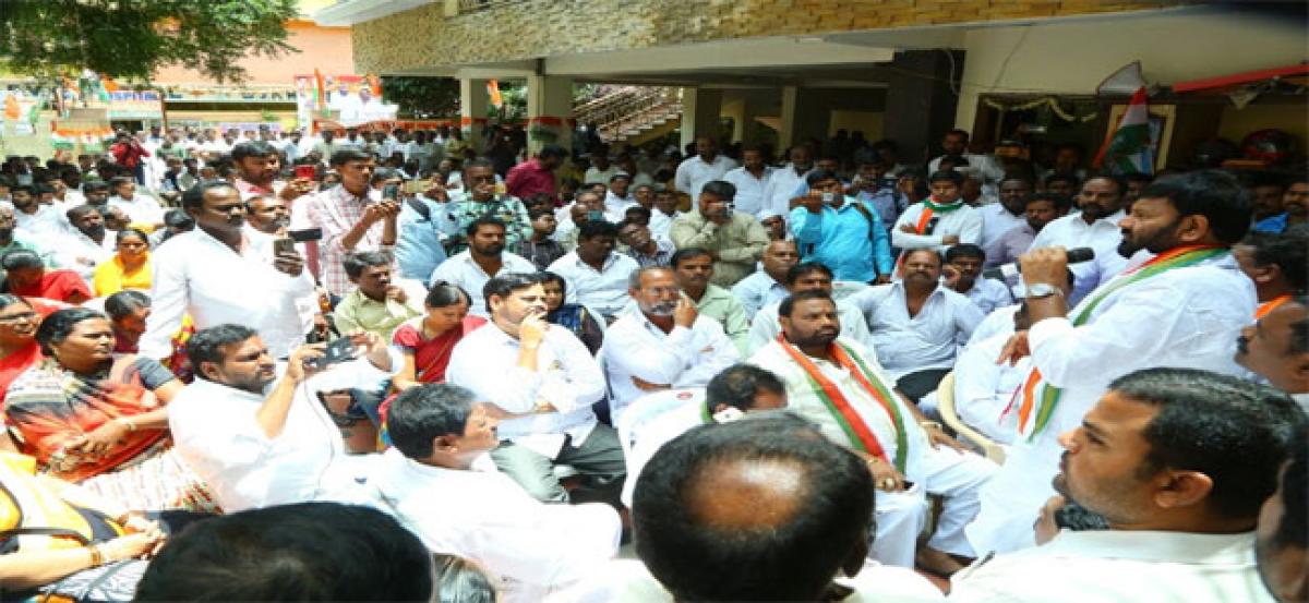 Kuna Srisailam Goud accuses TRS government of cheating people