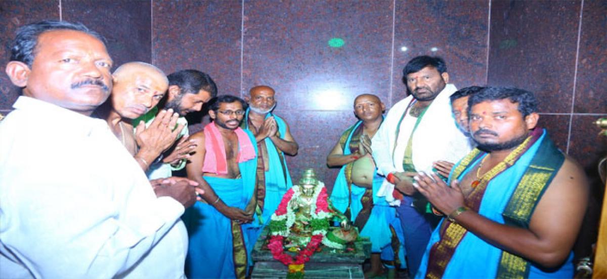 Kuna attends installation of idols in temple
