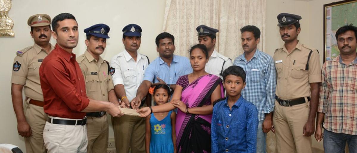 Cops contribute 1.34 lakh for deceased constable’s family