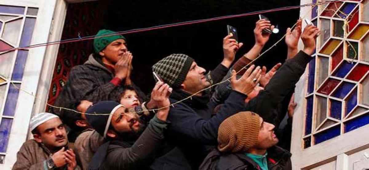 Kashmiris thwart bank robbery by pelting stones on militants