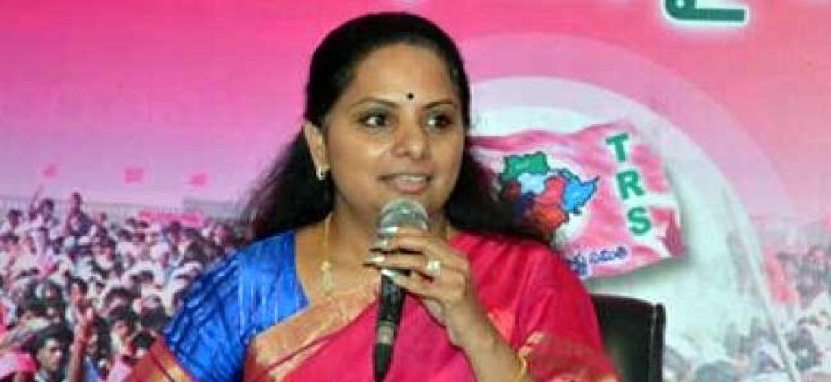 Kavitha extends financial support to deceased Sarpanch family