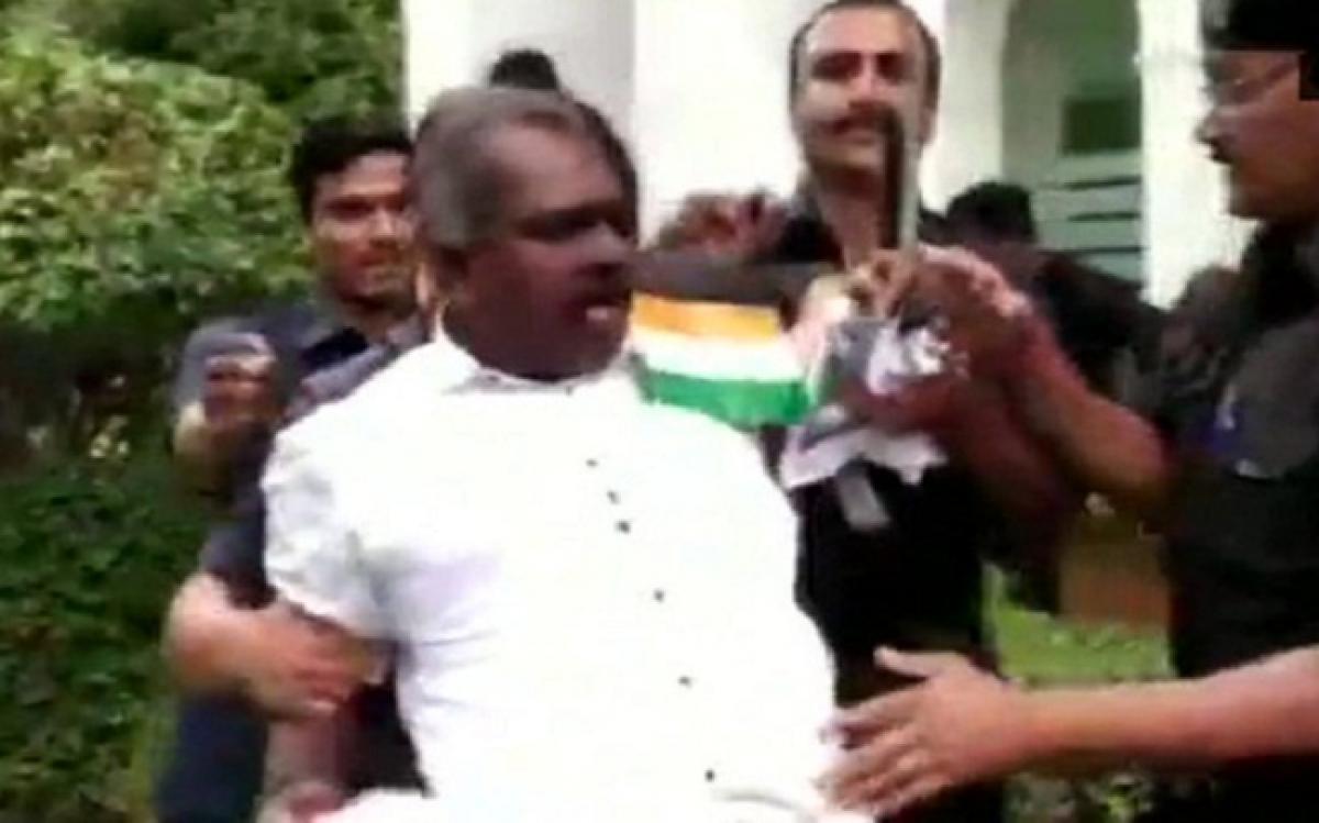 Delhi: Knife-wielding man forces entry into Kerala House
