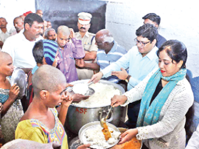 Khammam CP Tafseer serves food to aged people