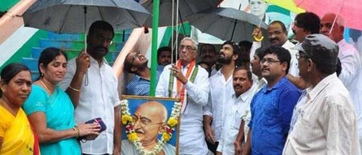 Congress pays tributes to freedom fighters