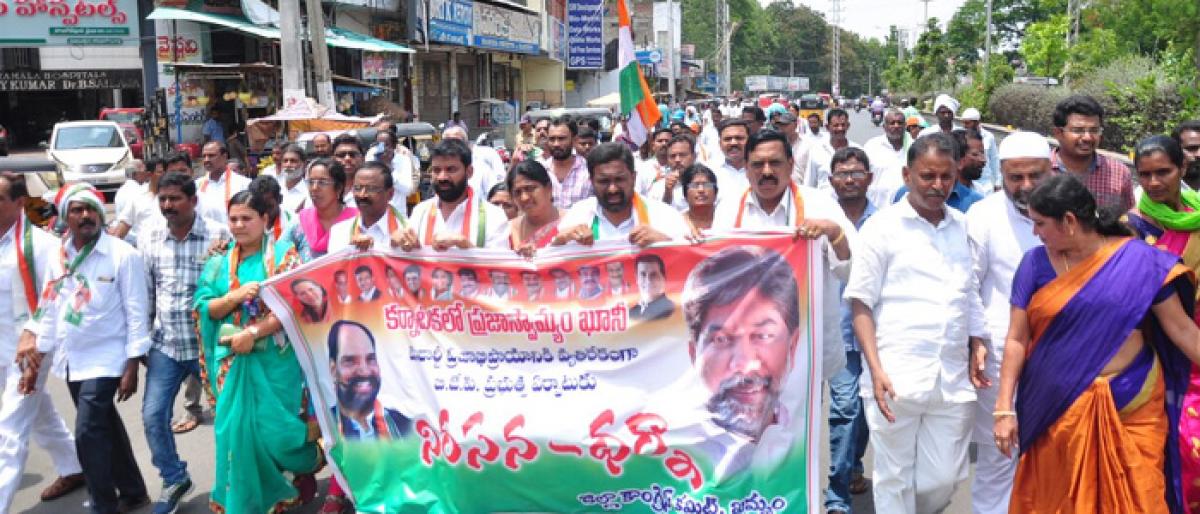 TPCC stages protest against Karnataka Governors action in Khammam