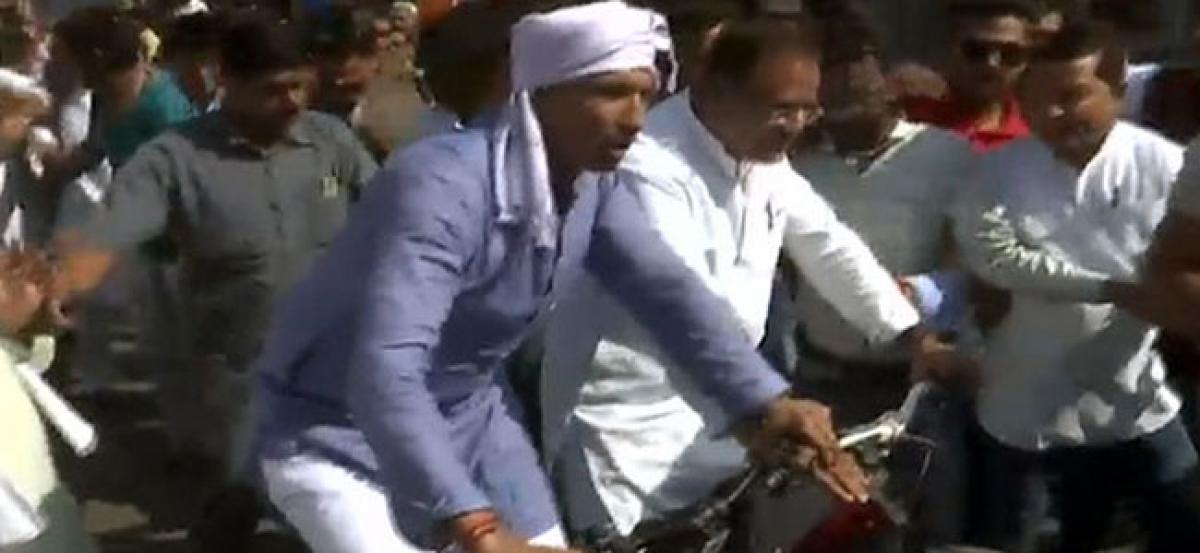 Congress continues Kisan Adhikar Yatra cycle rally