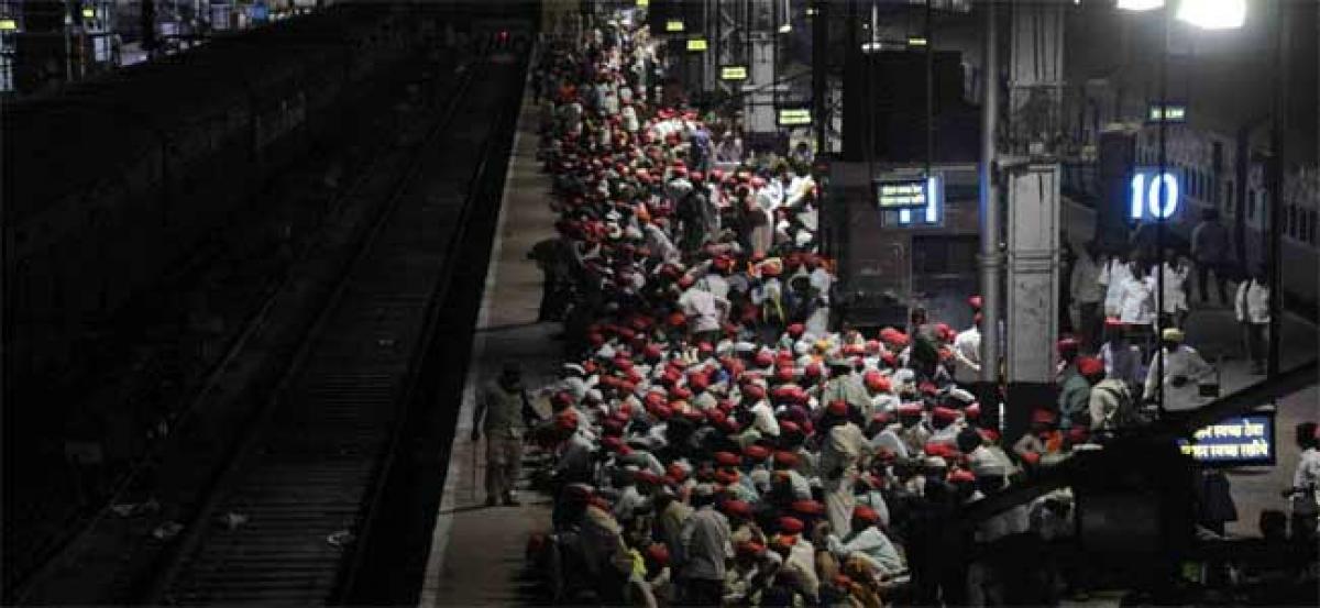 Kisan Long March: Victorious farmers leave Mumbai