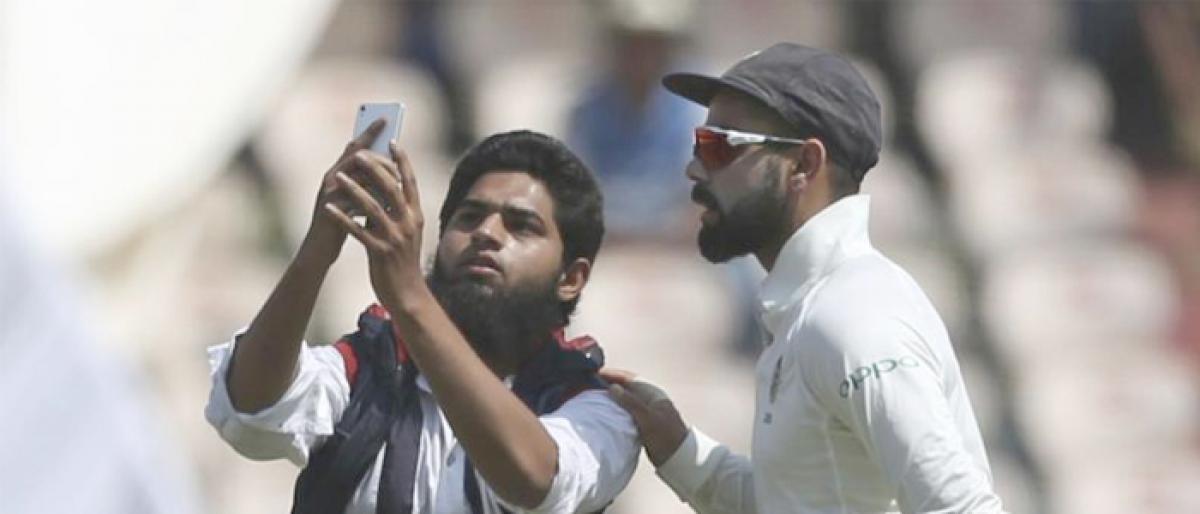 Ind vs WD: Fan breaches security to take selfie with Virat Kohli in Hyderabad