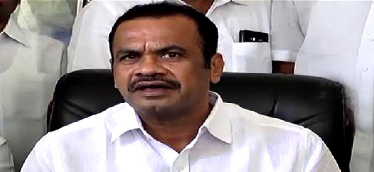 KCR dividing society on caste-basis: Komatireddy