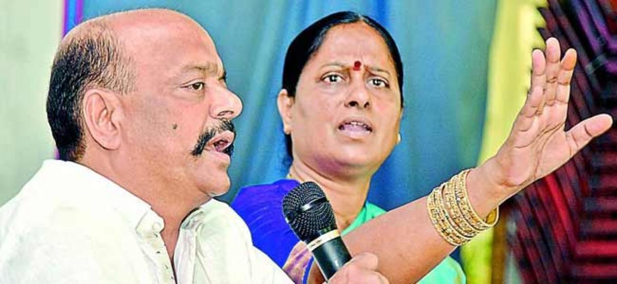Bangaru Telangana benefits confined only to Kalvakuntla family: Konda couple