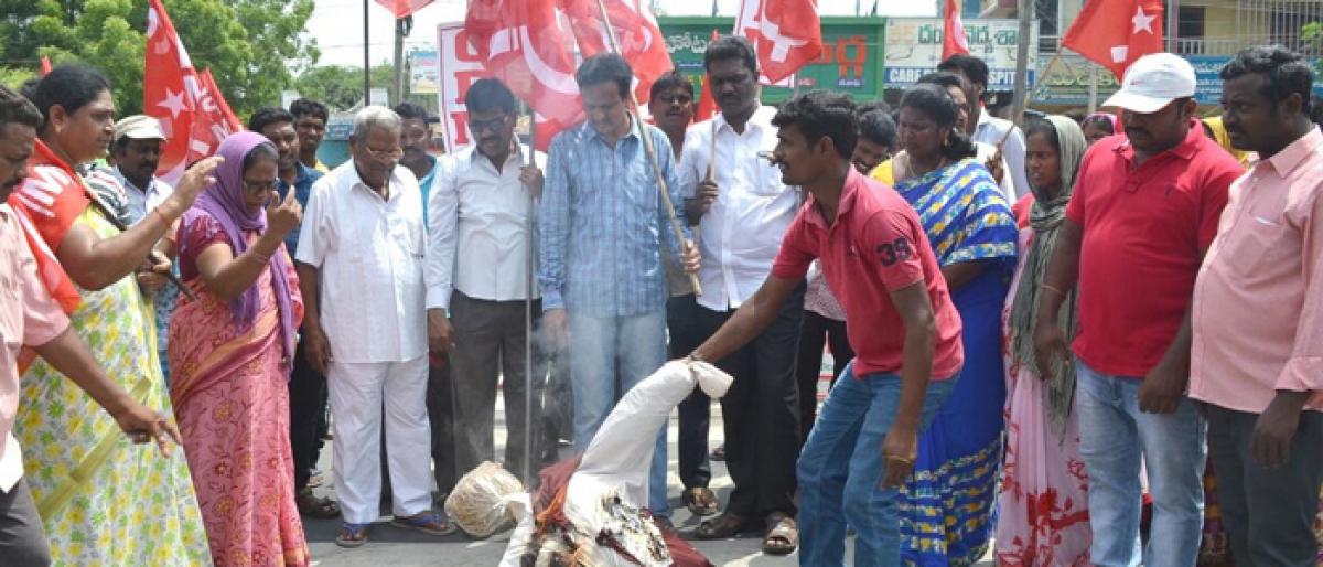 CPM leaders burns Mamata Banerjee effigy in Bhadrachalam