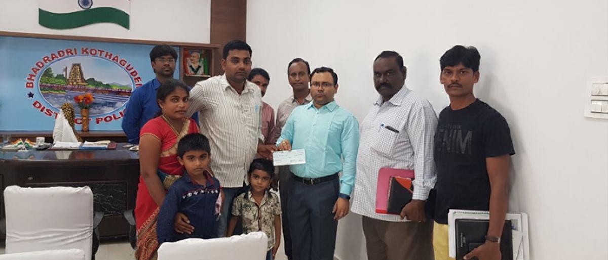 Cheque given to injured constable in Kothagudem