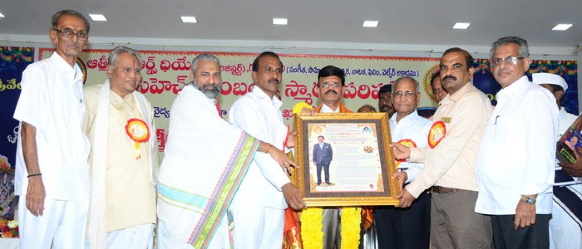 Krishna District Collector B Lakshmikantam felicitated