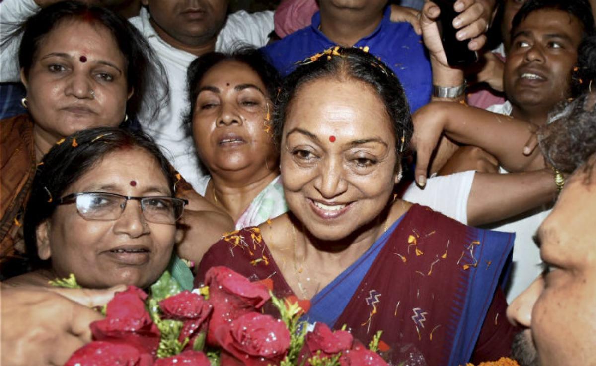 Presidential Candidate Meira Kumar Comes To Patna; Nitish Kumar Leaves For Rajgir
