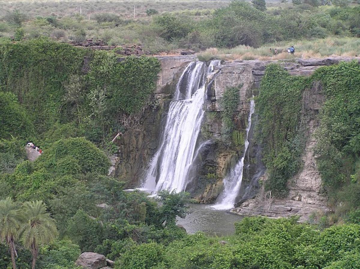 Two accidentally fall into Kuntala Waterfalls while taking pictures