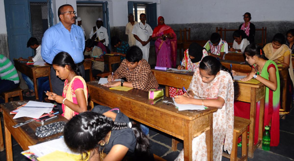Collector inspects SSC exam centre